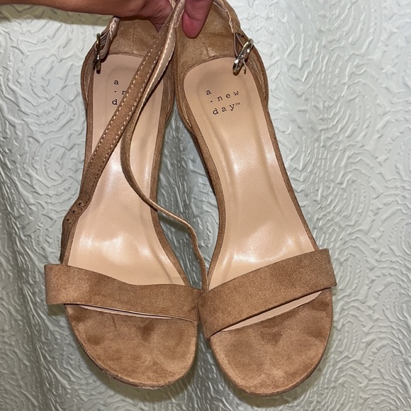 Tan Heels - Picture 3 of 5